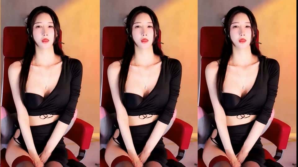 斗鱼温柠小南南 付费无水定制 情趣内衣骚舞【2V】【772M】 预览图 8