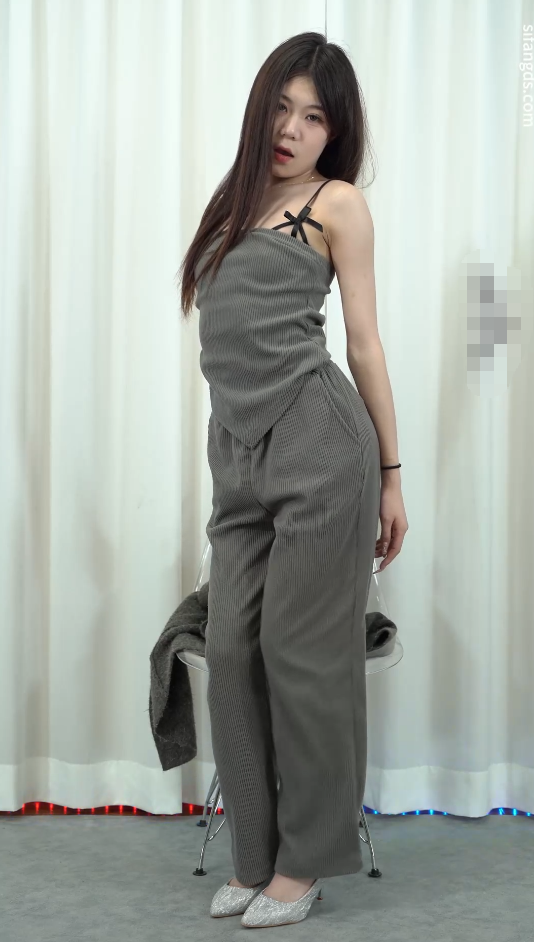 【U秀】清纯嫩妹『雨儿（精舞社子沫）』688全裸定制珍藏双角度原版长片