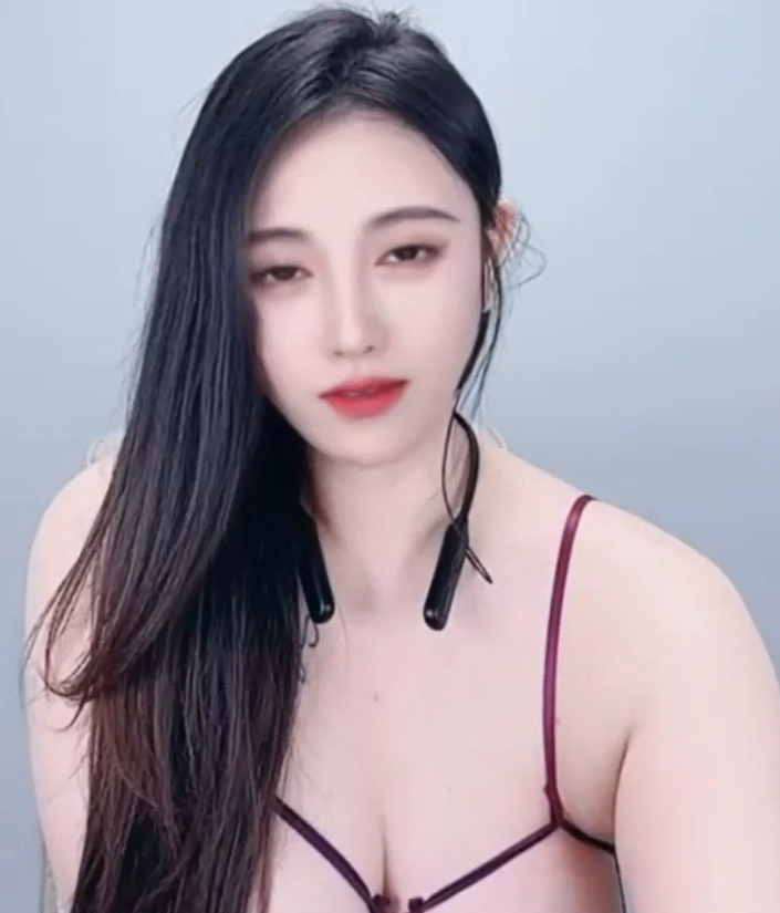 ST ❤️巨乳肥臀女神 yifei1024 付费 露胸 露毛 裸舞秀 【1V1.64G】