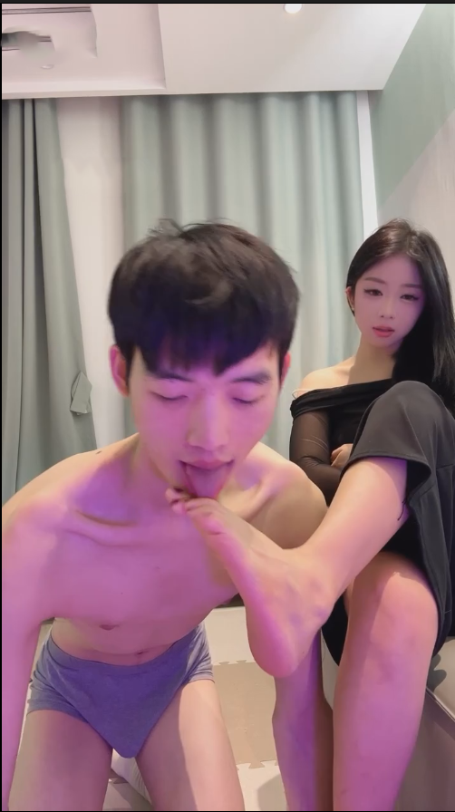 玩物直播冰月s-251121 花式裸足深喉专场【1V】【469MB百度云】 预览图 2