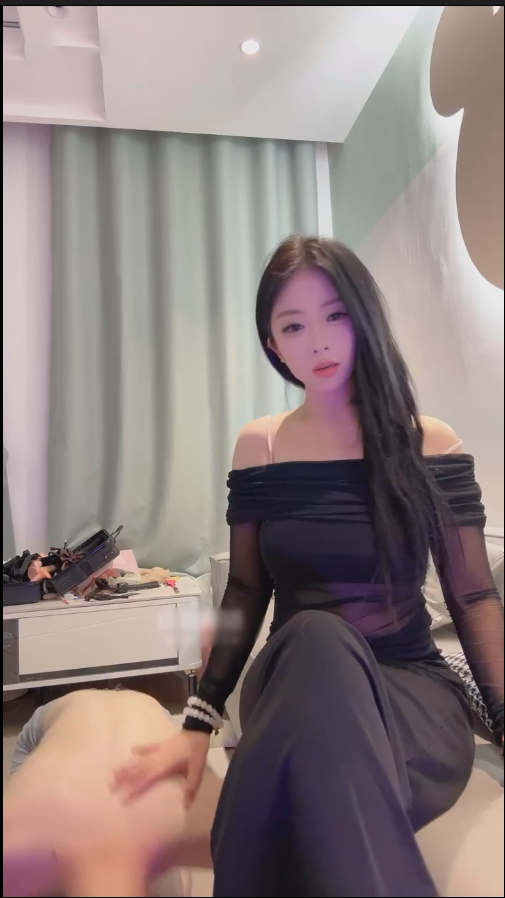 玩物直播冰月s-251121 花式裸足深喉专场【1V】【469MB百度云】 预览图 3