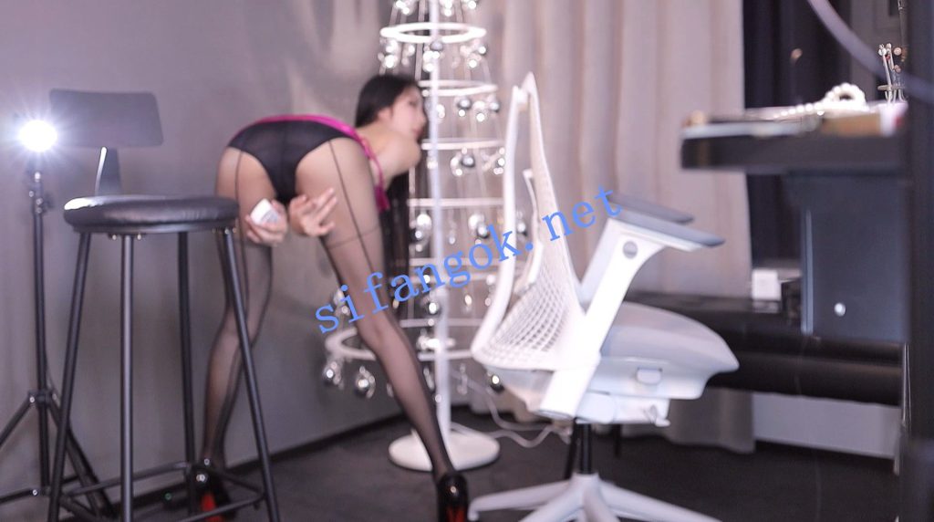 ‼️虎牙 车老板 最新内衣大长腿诱惑定制！【1V】【481M】 预览图 5