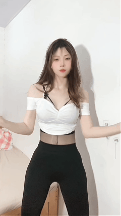 抖音瑜伽裤女神 甜子兔哟 妮妮妈最新定制+福利骚舞12月合集【79V】【1.88G】 预览图 5