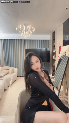 【抖音 L.露】丰满巨乳女神 顶级少妇 性感睡衣 极限骚舞【1V】【1.12G】 预览图 2