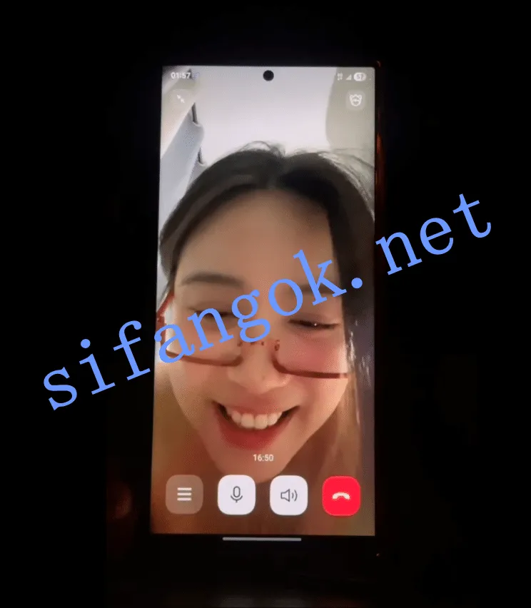 【抖音巨乳】夏夏很香香 揉搓巨乳一对一热舞 黑丝乳贴抖奶【3V】【1.44G】 预览图 33