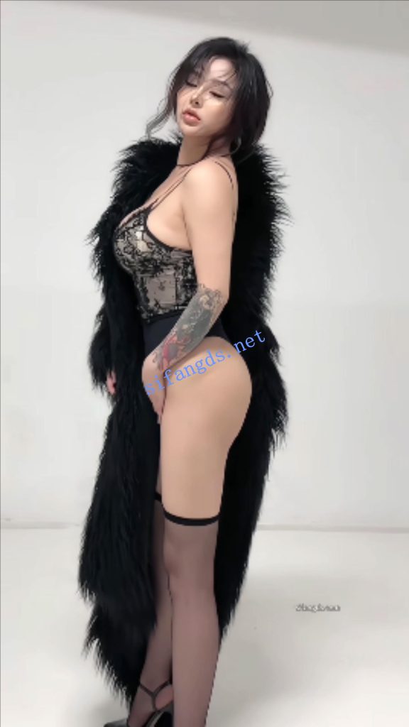 重磅重庆巨乳网红谢佳佳各种情趣内衣秀豪乳露奶又大又软【29V】【112M】 预览图 1