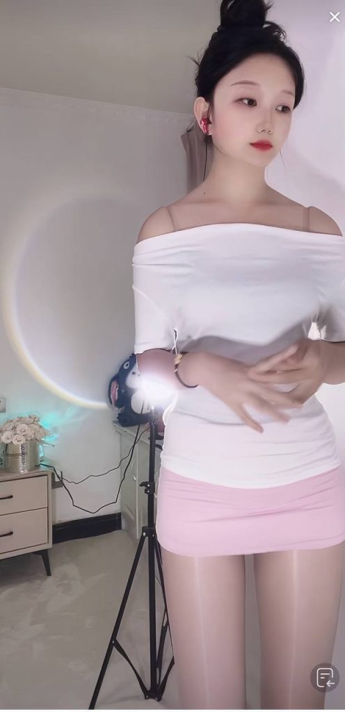 抖音 小熊 清纯翘臀妹子 裸舞 顶胯顶臀 插B自慰等【13V】【489M】 预览图 8