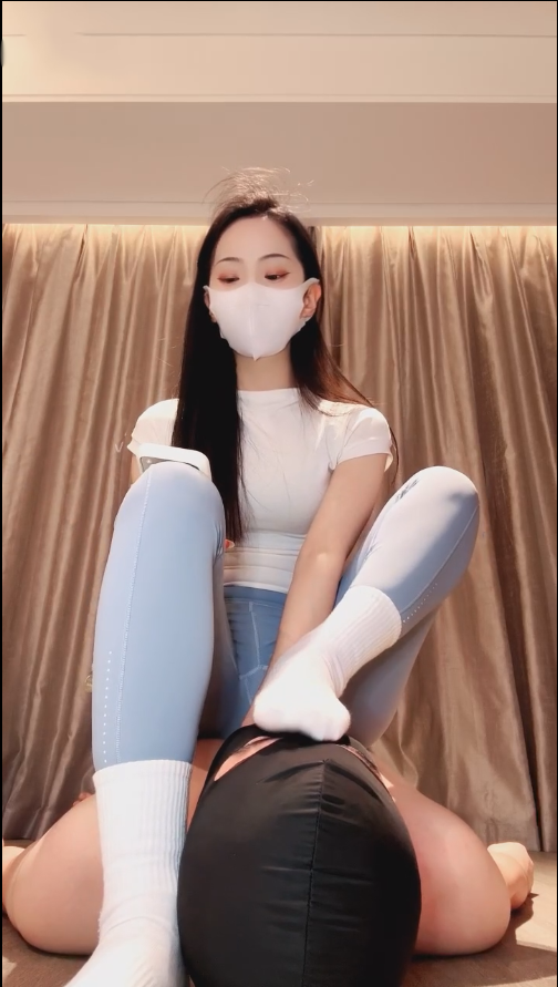 玩物直播晩晩-251125 瑜伽裤白棉袜坐脸室息【1V】【668MB百度云】 预览图 2