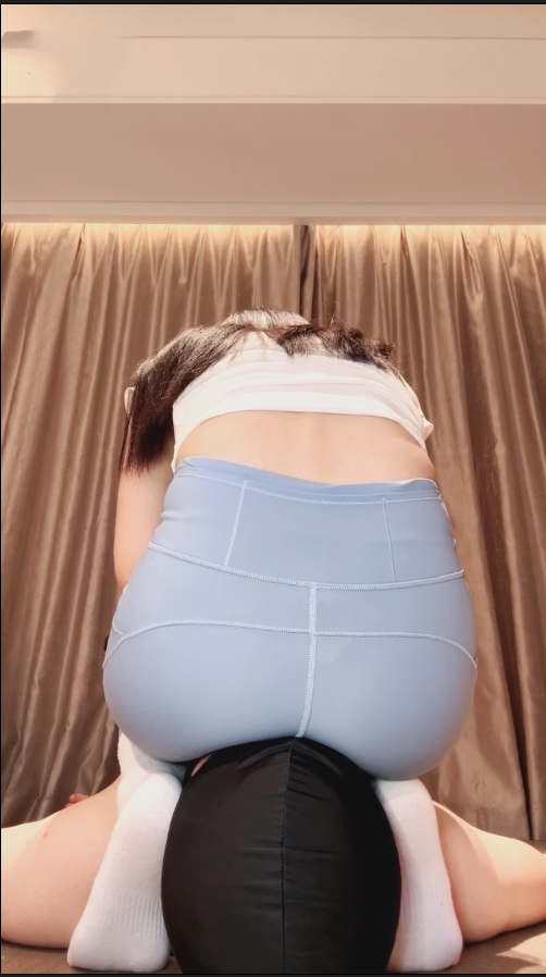 玩物直播晩晩-251125 瑜伽裤白棉袜坐脸室息【1V】【668MB百度云】 预览图 3