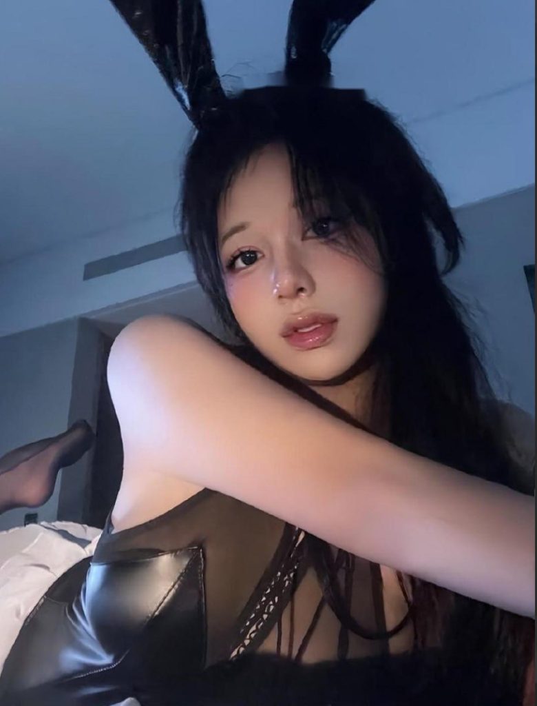 抖音瞬间心动失落小狗付费定制 黑丝美腿御姐性爱啪啪福利【1V】【79.6M】 预览图 2