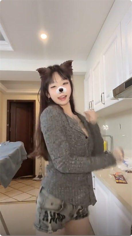 抖音 小姜姜 气质精神小妹 露点 自慰 掰开B特写【1V】【143M】 预览图 1