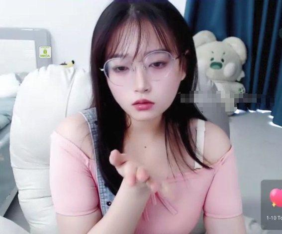 【sweet_18wanwan】嫩乳眼镜美女主播 预览图 1