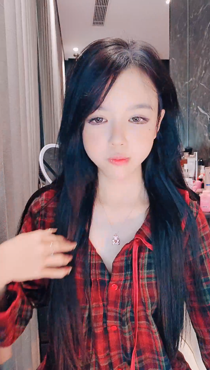 【安妮儿】极品尤物贩卖心动 奶大粉嫩 无毛嫩穴想吃一口 热舞掰穴道具妖娆自慰这身材谁抗的住 预览图 1