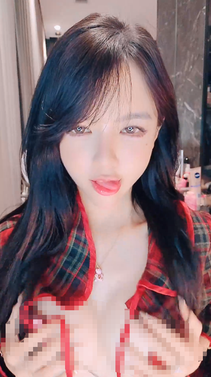 【安妮儿】极品尤物贩卖心动 奶大粉嫩 无毛嫩穴想吃一口 热舞掰穴道具妖娆自慰这身材谁抗的住 预览图 4