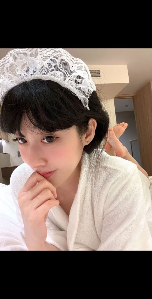 抖音 最讨厌妞约下雨 25万粉 美腿 撸管 足交 乳交 夹射精【8V】【220M】 预览图 4