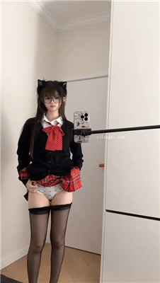 抖音萌妹 心碎美洋洋芙仔 给你看内裤骚舞 JK自摸诱惑福利【105P27V】【2.61G】 预览图 35