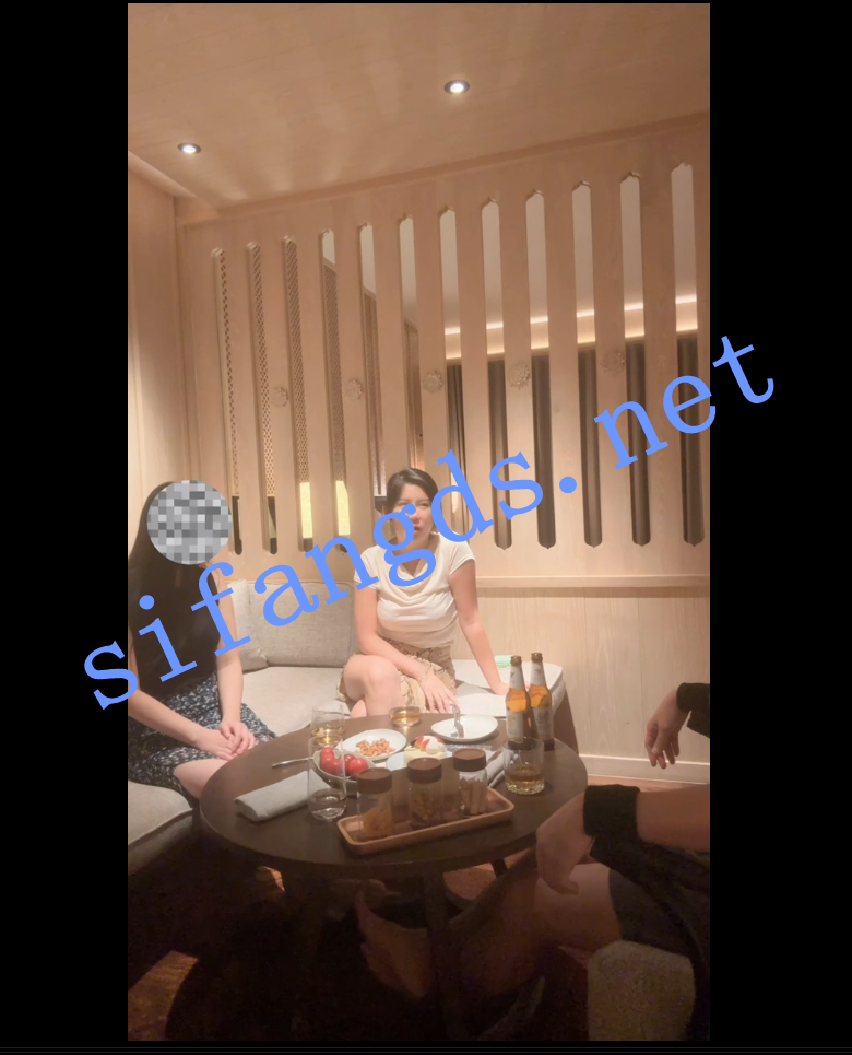 【抖音巨乳】李雅 最新双飞 一男两逼 共舔一鸡【1V】【319M】 预览图 19