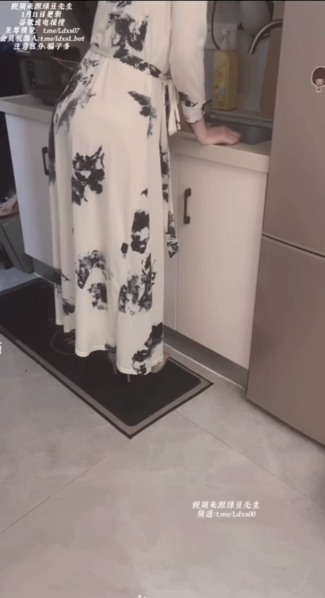 寻欢作乐 1月11日更新【偷人】剧情演绎，到邻居家帮忙修水管，实在难扛得住她的诱惑。就在厨房狠狠插入，娇喘的呻吟令人陶醉。【1V 415MB】 预览图 2