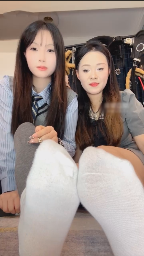 玩物直播松紫大大-251206 带大一姐妹入圈尝试做s【1V】【598MB百度云】 预览图 3