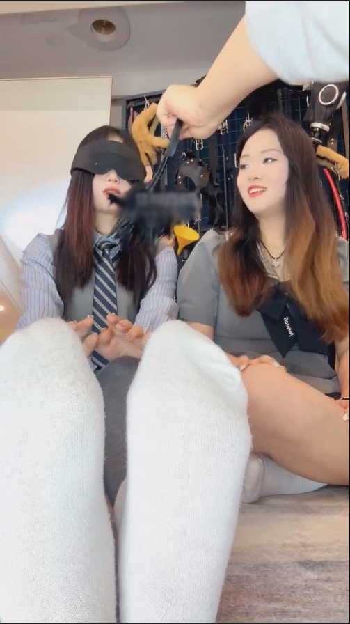 玩物直播松紫大大-251206 带大一姐妹入圈尝试做s【1V】【598MB百度云】 预览图 2