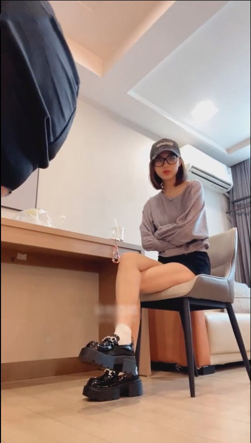 玩物直播怡宝s-251207 素颜美女脚下奴迷人白袜小皮鞋【1V】【432MB百度云】 预览图 3