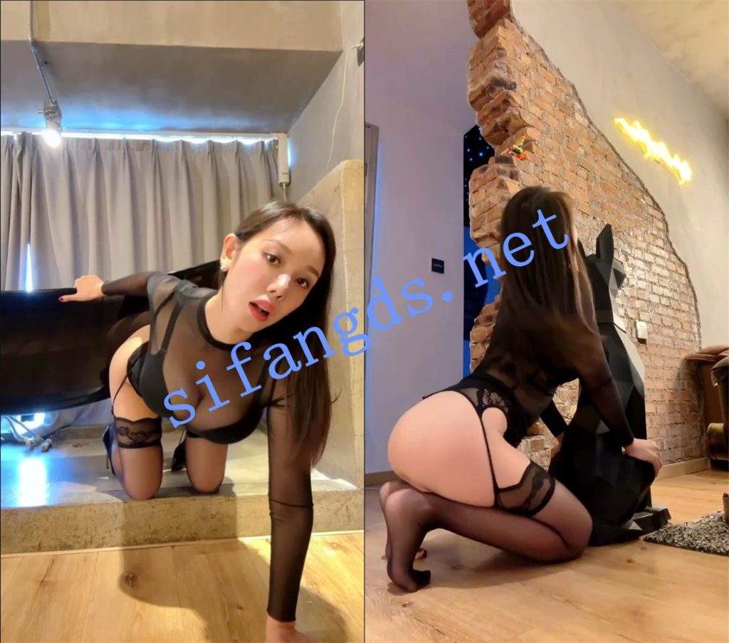 【抖音 小厨娘美食记】揉自己的大奶子，模拟舔鸡巴，模拟做爱啪啪，高潮表情【2V】【468M】 预览图 4