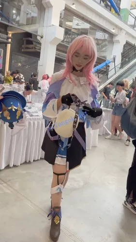 【永久专享】【KFC】学生妹COSER逛街·翘起屁股给你看肉丝白色半透内内【1V】【557M】 预览图 1