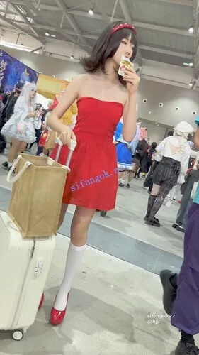 【永久专享】【KFC】学生妹打扮精致逛展·红色抹胸长裙·一次性内内贴着CD【1V】【725M】 预览图 5