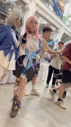 【永久专享】【KFC】学生妹COSER逛街·翘起屁股给你看肉丝白色半透内内【1V】【557M】 预览图 2