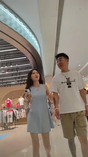 【永久专享】熊猫CD-XM322蓝色连衣裙美女和男朋友逛街买衣服，白色窄内漏B边【1V】【1.7G】 预览图 3