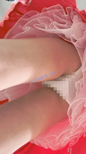 【永久专享】【KFC】学生妹打扮精致逛展·红色抹胸长裙·一次性内内贴着CD【1V】【725M】 预览图 10