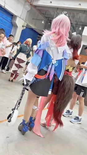 【永久专享】【KFC】学生妹COSER逛街·翘起屁股给你看肉丝白色半透内内【1V】【557M】 预览图 6