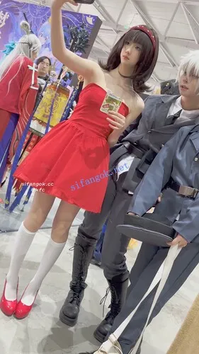 【永久专享】【KFC】学生妹打扮精致逛展·红色抹胸长裙·一次性内内贴着CD【1V】【725M】 预览图 6