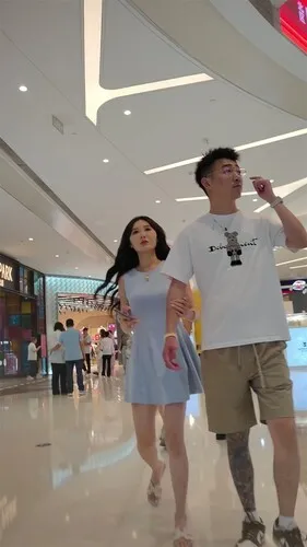 【永久专享】熊猫CD-XM322蓝色连衣裙美女和男朋友逛街买衣服，白色窄内漏B边【1V】【1.7G】 预览图 4