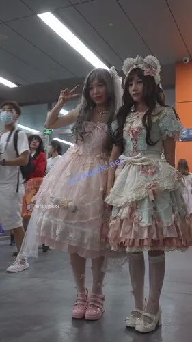 【永久专享】【xxn-257】粉色蕾丝裙可爱小姐姐..白丝屁股位置破了前后CD【1V】【445M】 预览图 5