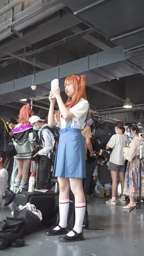 【永久专享】【xxn-256】明日香制服cos小姐姐..粉色内带翅膀弯腰坐镜头【1V】【297M】 预览图 2