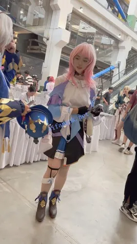 【永久专享】【KFC】学生妹COSER逛街·翘起屁股给你看肉丝白色半透内内【1V】【557M】 预览图 9