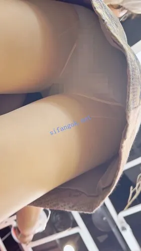 【永久专享】【KFC】长裙学生妹和闺蜜逛街·肉色丝袜白色内内前后CD【1V】【297M】 预览图 1