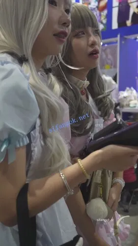 【永久专享】【xxn-346】两位女仆小姐姐逛街..肉色丝袜配白内买小吃被CD【1V】【483M】 预览图 2