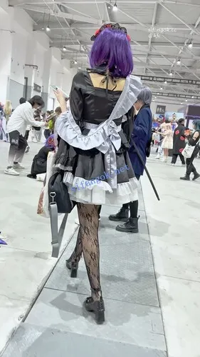 【永久专享】【KFC】学生妹COSER独自逛街·蕾丝网袜粉色内·一直盯着相机看【1V】【791M】 预览图 6