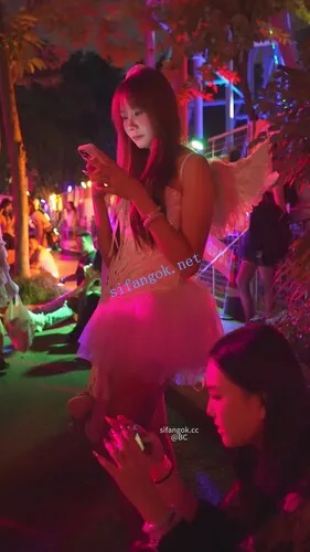 【永久专享】(BC-SSS-104)长腿170蕾丝裙美女..肉臀窄内夹成丁..开闪光灯CD【1V】【1.3G】 预览图 5