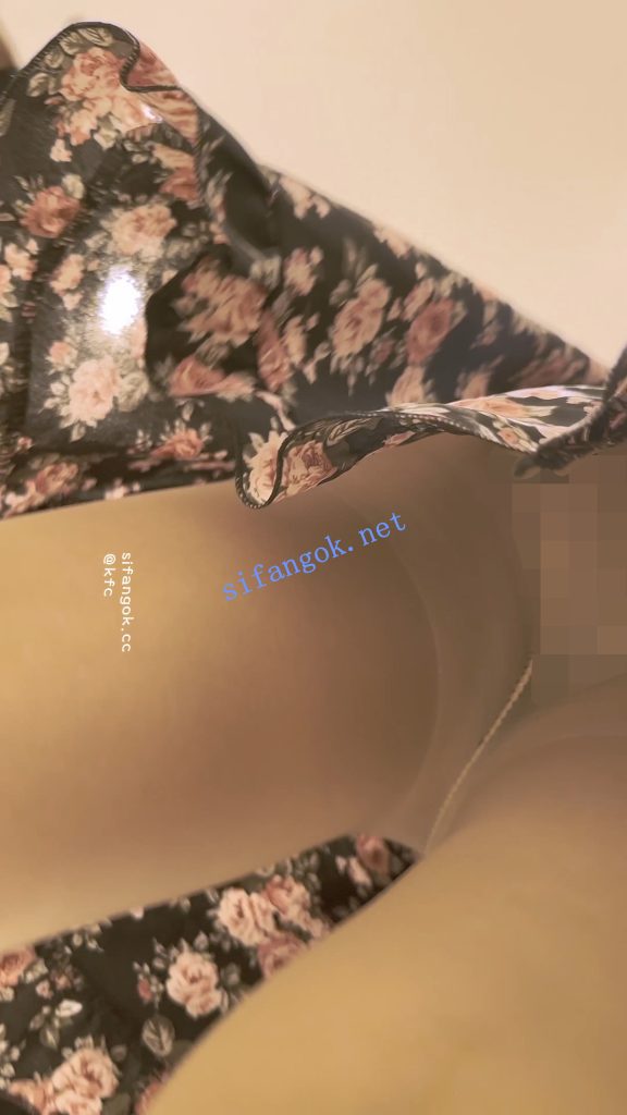 【永久专享】【KFC】混血学生妹跟着男友买衣服·碎花裙肉丝袜白内前后CD【1V】【434M】 预览图 9