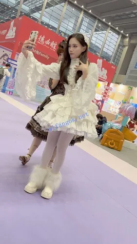 【永久专享】【KFC】⭐极品洛丽塔裙学姐镜头下跳舞·白丝袜超薄内微透毛【1V】【2.77G】 预览图 20