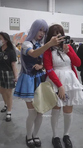 【永久专享】【xxn-347】蓝色制服过膝袜cos小姐姐..半蹲拍照被CD浅绿内【1V】【618M】 预览图 1