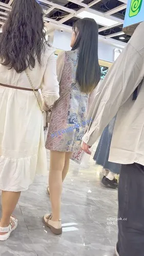 【永久专享】【KFC】长裙学生妹和闺蜜逛街·肉色丝袜白色内内前后CD【1V】【297M】 预览图 3