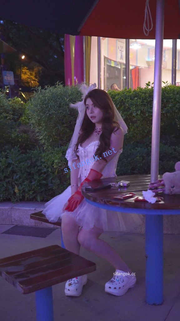 【永久专享】(BC-AA-626)蕾丝婚纱裙美女看演唱会..跟拍CD开灯照亮浅黄内【1V】【429M】 预览图 6