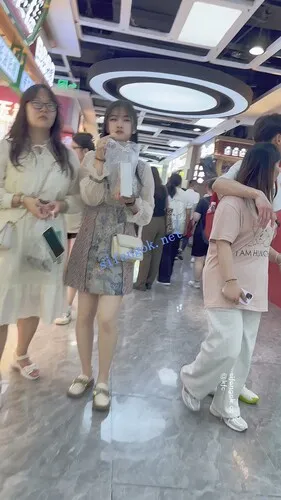 【永久专享】【KFC】长裙学生妹和闺蜜逛街·肉色丝袜白色内内前后CD【1V】【297M】 预览图 5