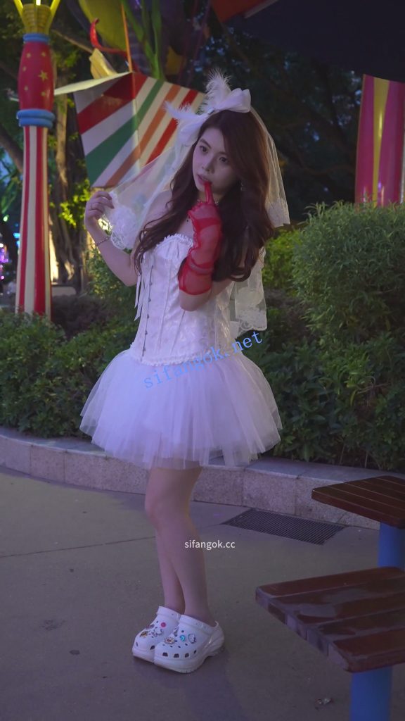 【永久专享】(BC-AA-626)蕾丝婚纱裙美女看演唱会..跟拍CD开灯照亮浅黄内【1V】【429M】 预览图 3