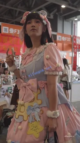 【永久专享】【xxn-348】可爱卡通裙小姐姐..宽松裙撑前后CD蕾丝边粉内【1V】【484M】 预览图 3