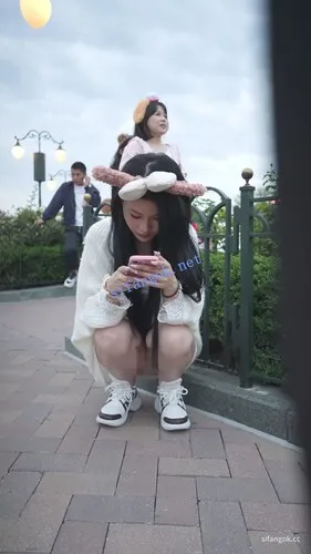 【永久专享】(BC-AA-630)吊带裙丁字裤美女蹲下走光..正面毛直接顶出骚内裤【1V】【420M】 预览图 5